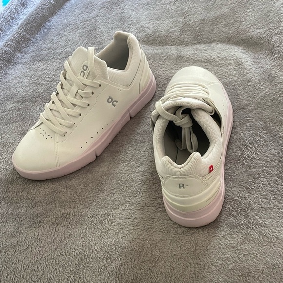 On Cloud Roger’s - Picture 3 of 8